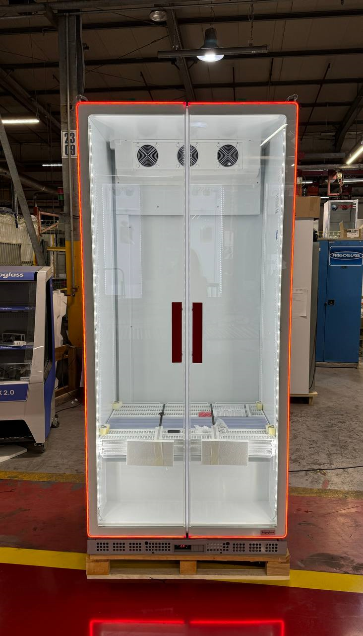 Холодильник Frigoglass Max 1000 HD Premium в аренду, неоновая подсветка рамки двери